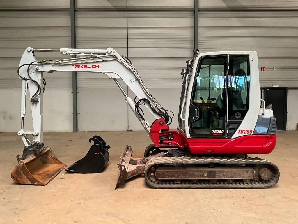 Takeuchi TB 250 Minigraafmachines < 7t
